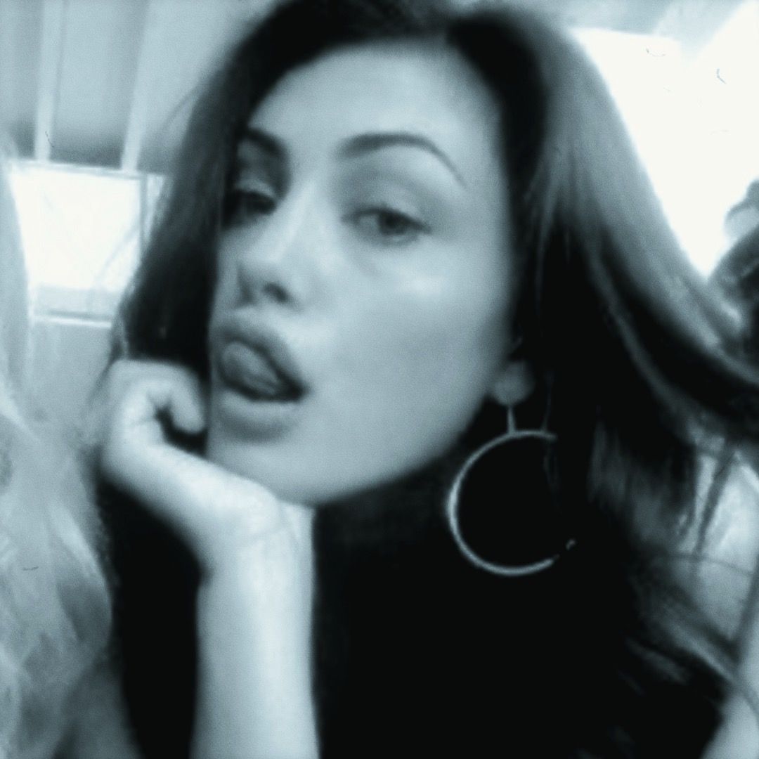 1002935___tugbaben